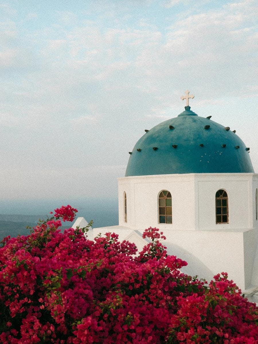 Image of a church in Immerovigli, Santorini. Photo by @pilianddano